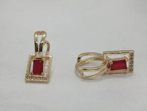 Arete Huggies Piedra Colgante Rojo en Oro Laminado