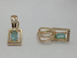 Arete Huggies Piedra Colgante Turquesa en Oro Laminado