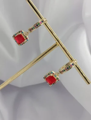 Aretes Huggies con Piedra Colgante Color Rojo en Oro Laminado