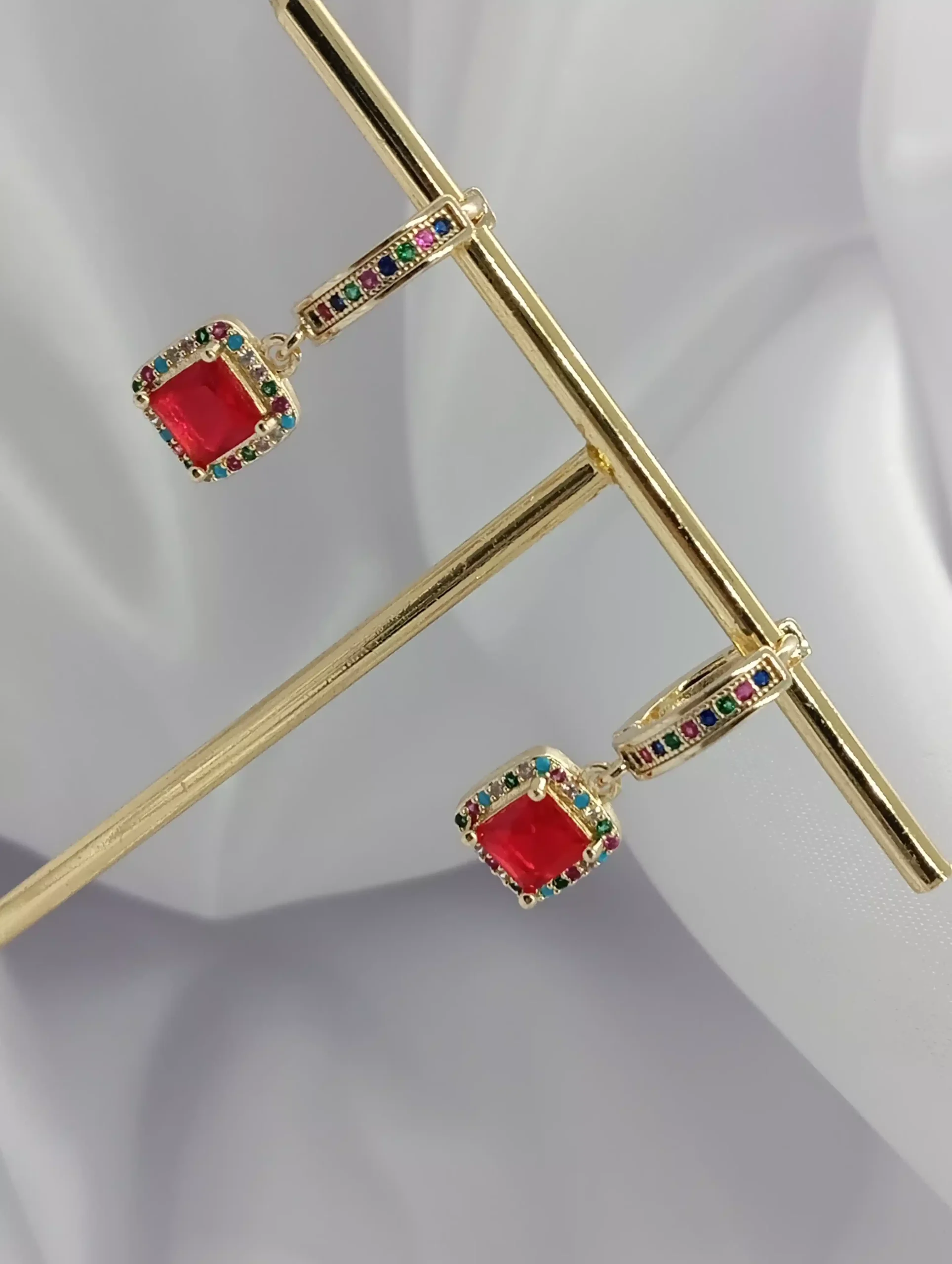 Aretes Huggies con Piedra Colgante Color Rojo en Oro Laminado