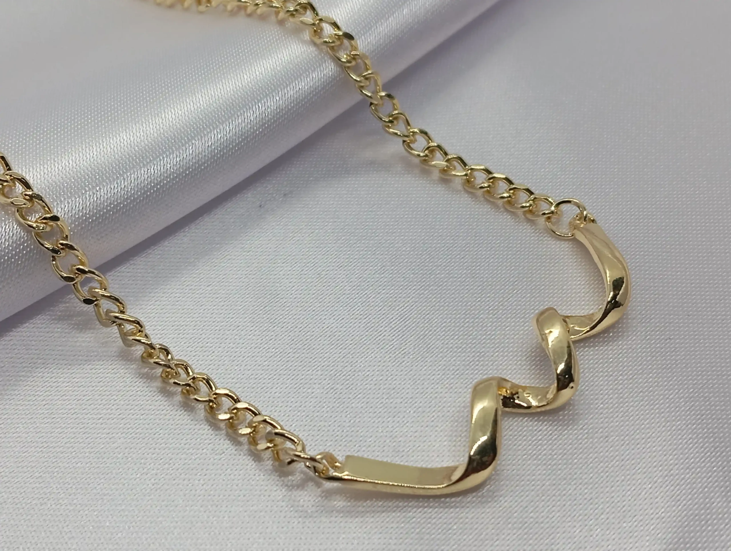 Collar con Diseño de Espiral en Oro Laminado 14K