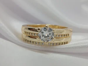 Anillo Alianza Diseño con Líneas de Piedras Blancas y Piedra Central