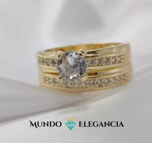 Anillo Alianza con Diseño en Diagonal con Piedras Blancas en Oro Laminado