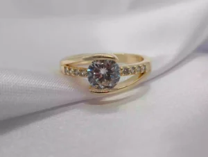 Anillo Solitario con Piedras Blancas en Oro Laminado 14K