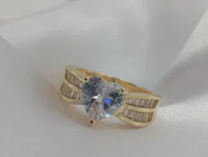 Anillo Solitario de Dama Diseño de Corazón con Piedras Blancas