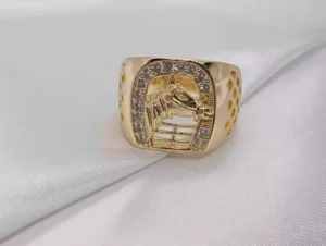 Anillo de Caballero Diseño de Caballo con Piedras Blancas en Oro Laminado 14K