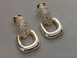 Arete Broquel Diseño Eslabón con Piedras Blancas en Oro Laminado 14K