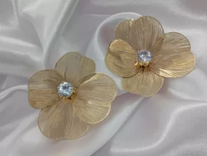Arete Broquel Grande con Diseño de Flor Delgada con Piedra Blanca