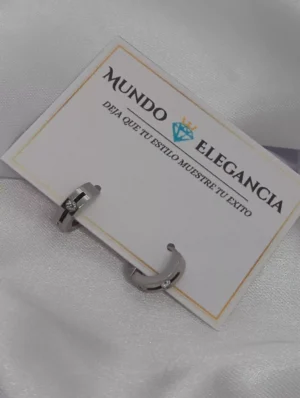 Arete Huggies con Diseño de Linea con una Piedra Blanca en Acero