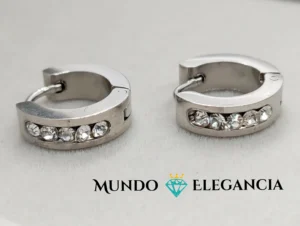 Arete Huggies con Diseño de Linea de Piedras Blancas en Acero