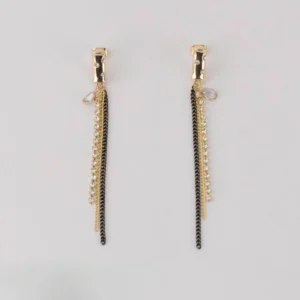 Arete Largo con Diseño de Cadenas y Piedras Blancas en Oro Laminado