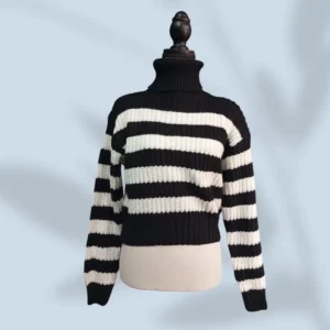 Suéter Cuello Alto Negro con Blanco