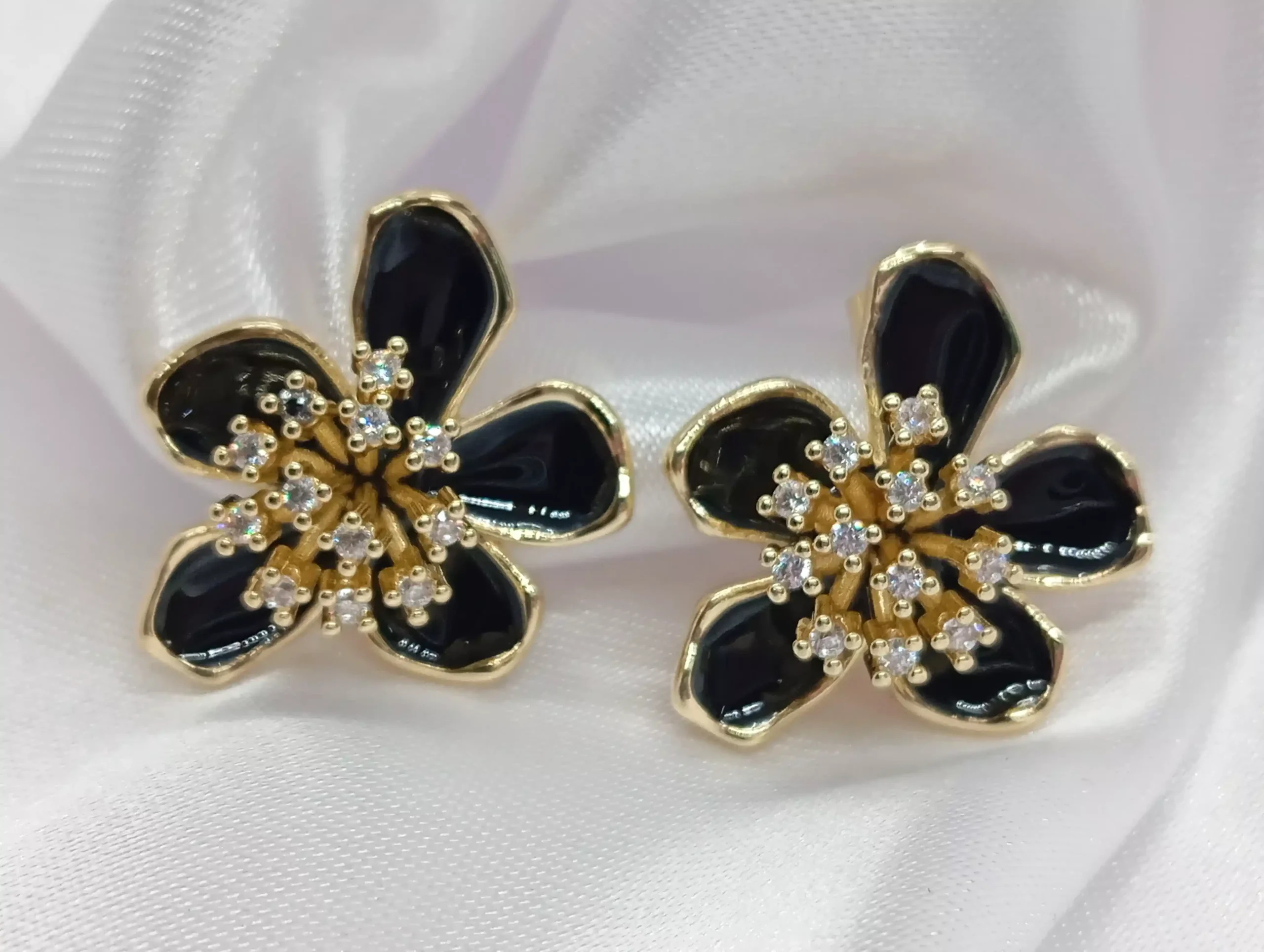 Arete Broquel Mediano con Diseño de Flor Negras