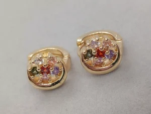Aretes Huggies Flor Multicolor en Oro Laminado