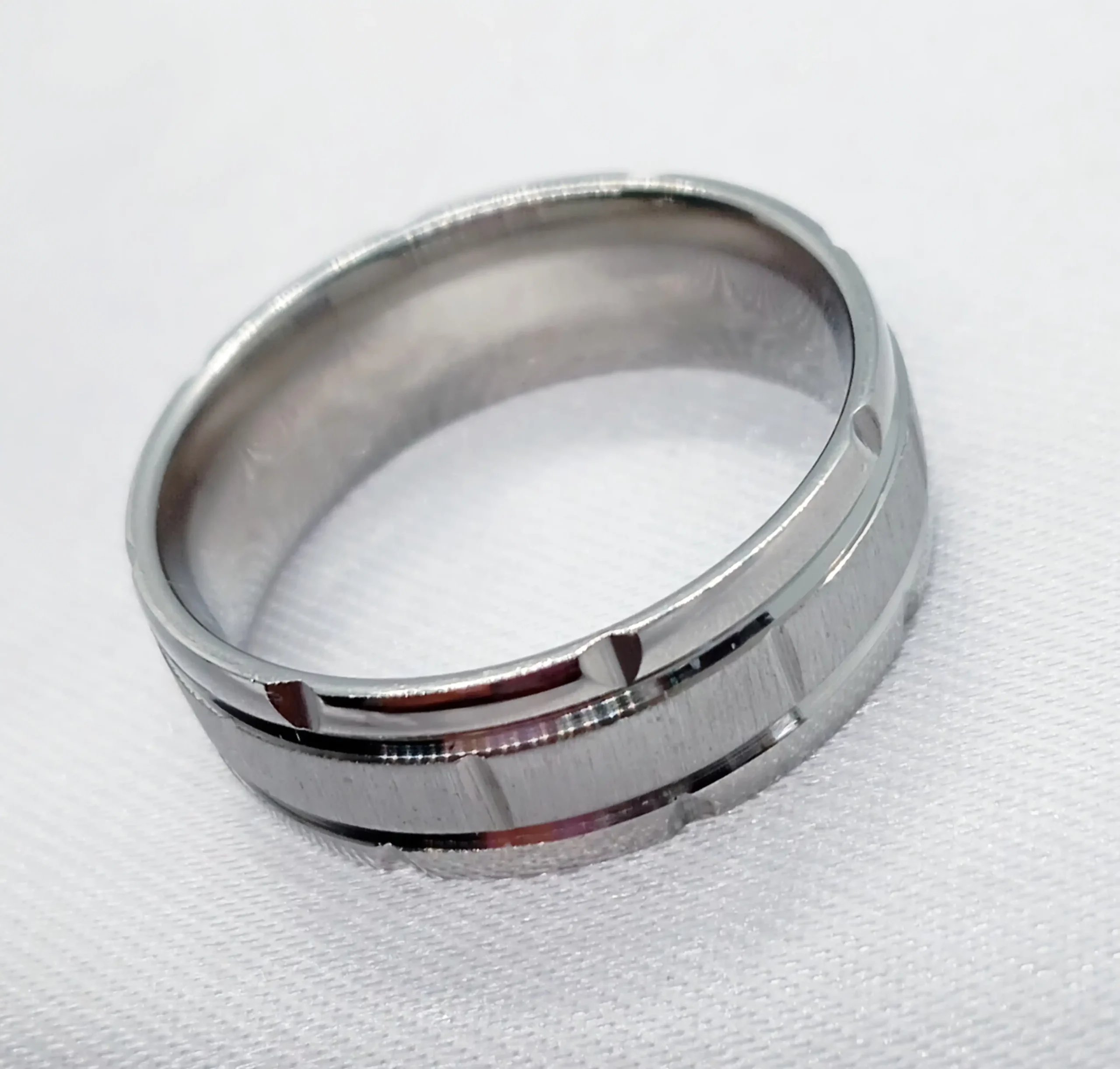 Anillo Argolla con Diseño Cuadriculado en Acero