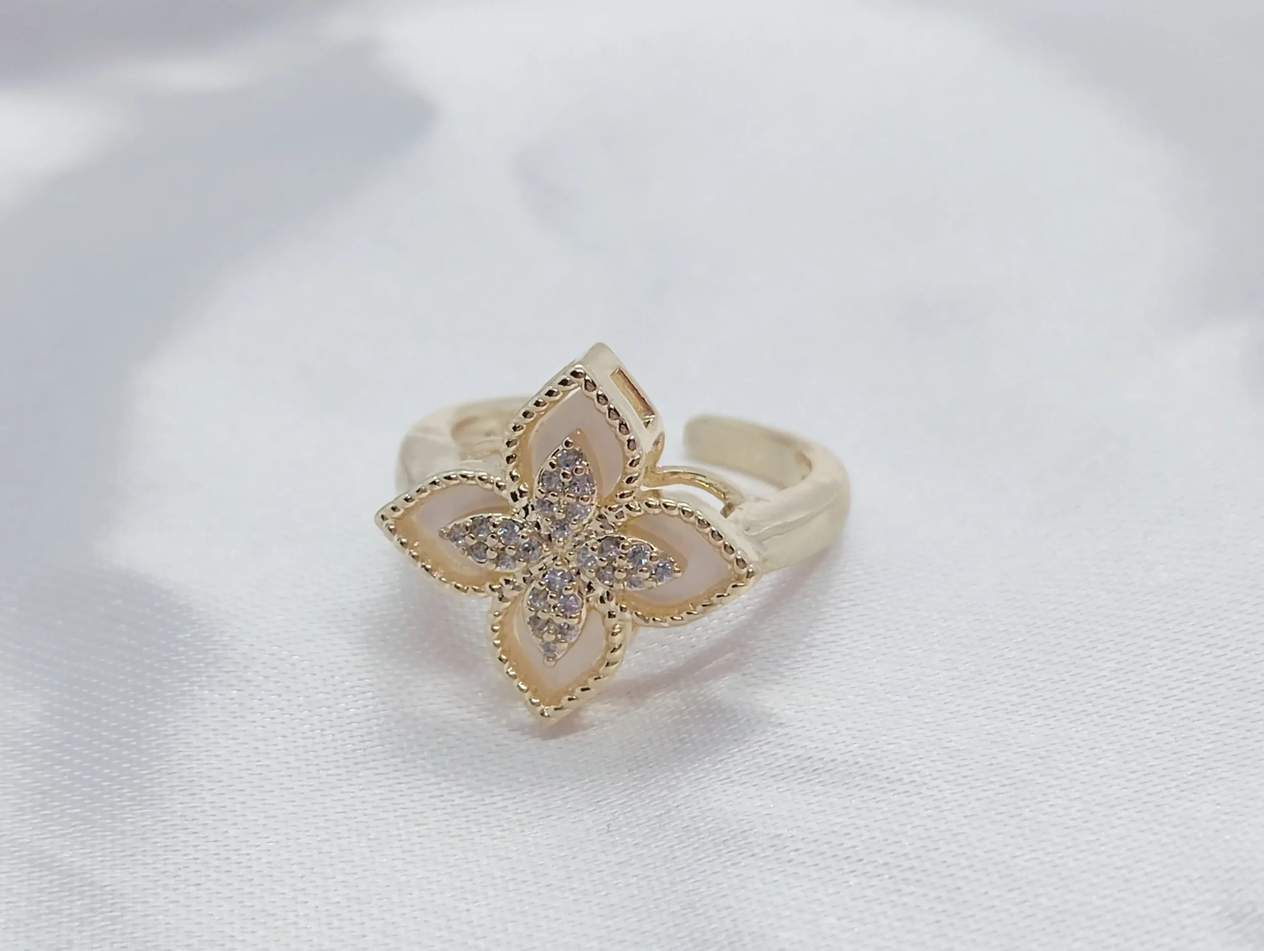 Anillo Diseño de Flor Blanca en Oro Laminado 14k