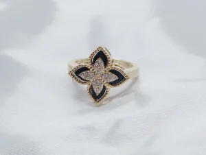Anillo Diseño de Flor Negra en Oro Laminado
