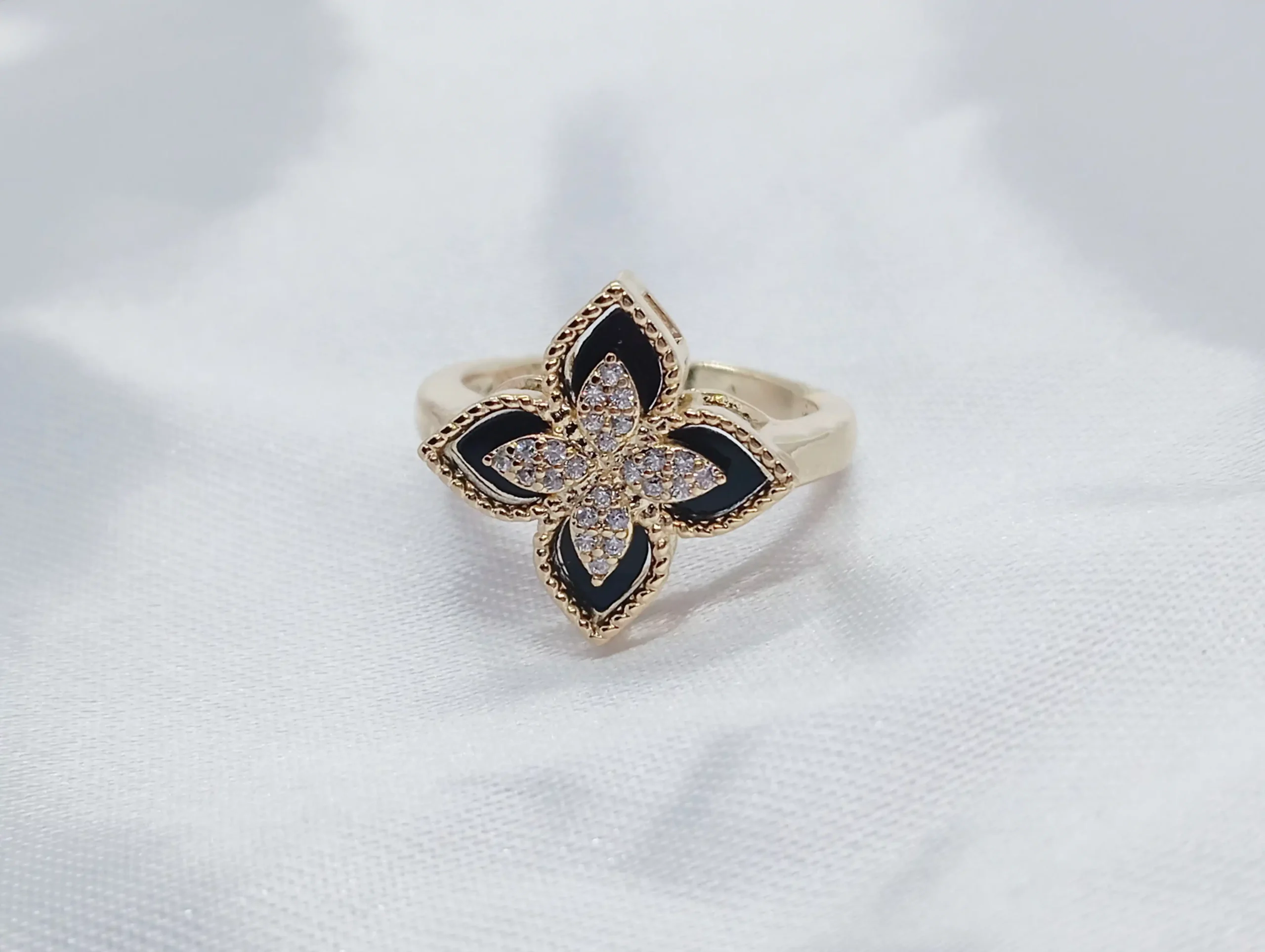 Anillo Diseño de Flor Negra en Oro Laminado