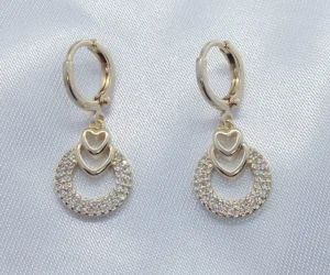 Aretes Diseño de Dos Corazones y Circulo en Oro Laminado