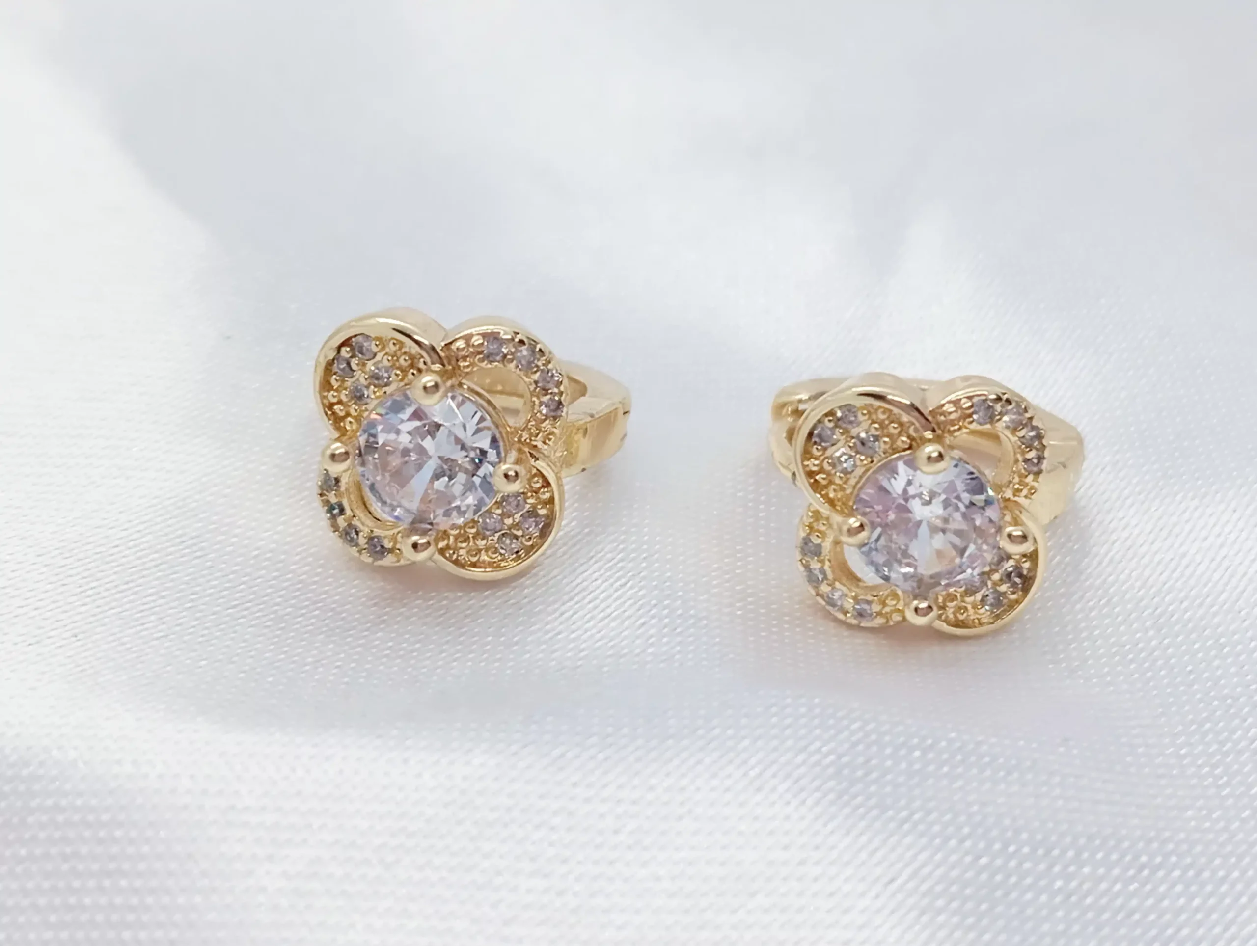 Arete Huggies con Diseño de Flor y Piedra Blanca