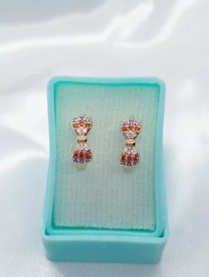 Arete Huggies con Diseño de Moño con Piedras Multicolor