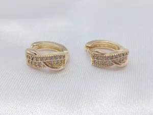 Arete Huggies con Piedras Blancas en Oro Laminado