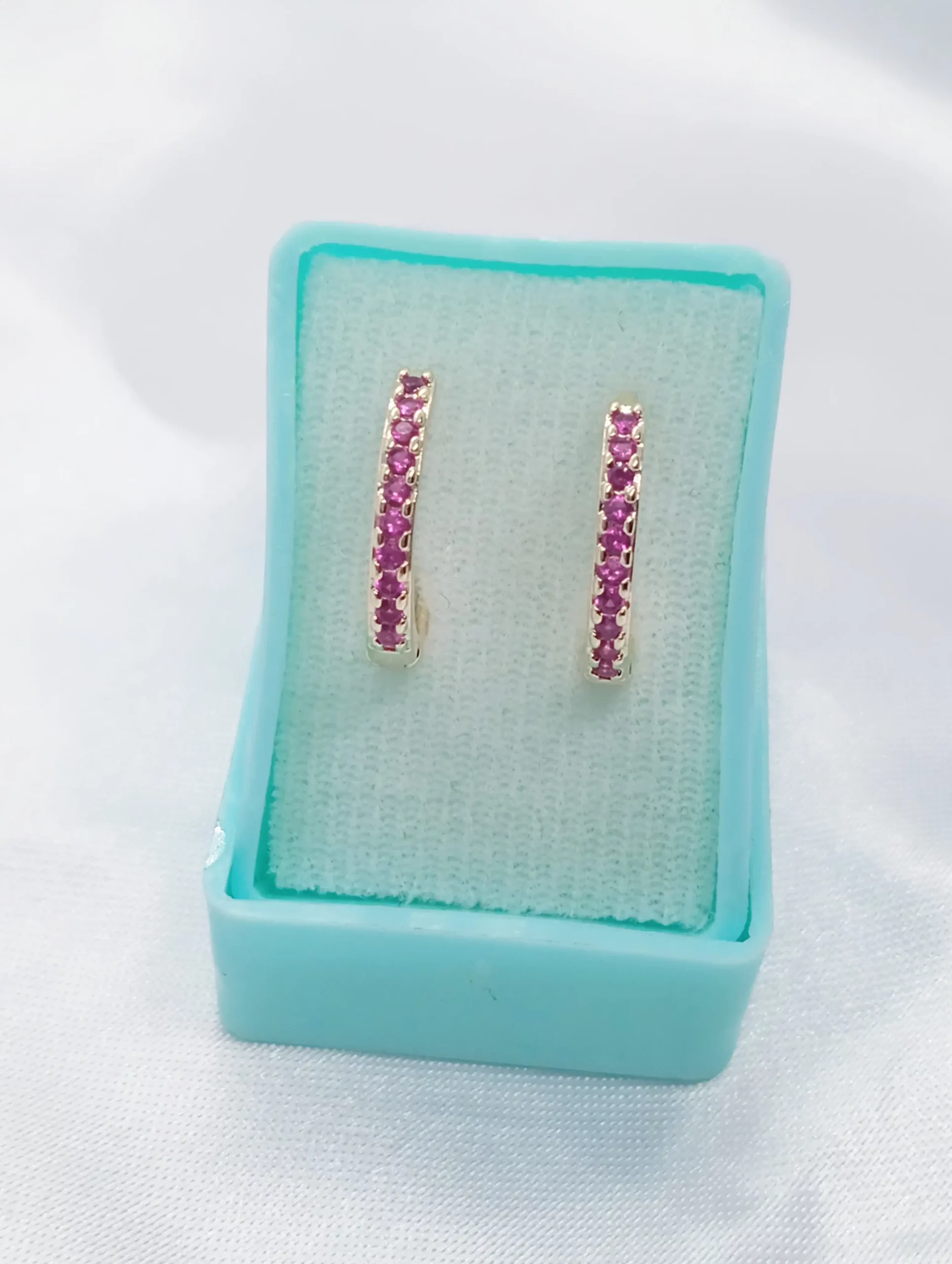 Aretes Huggies Piedras Color Fiusha