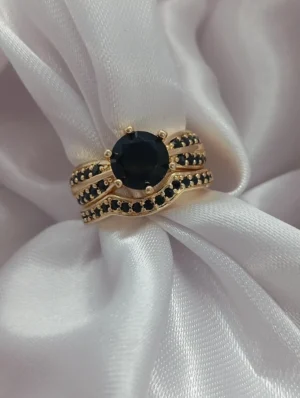 Anillo Alianza Diseño de Piedras Color Negro en Oro Laminado