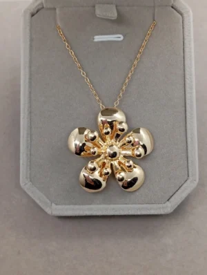 Collar Diseño de Flor en Oro Laminado 14k