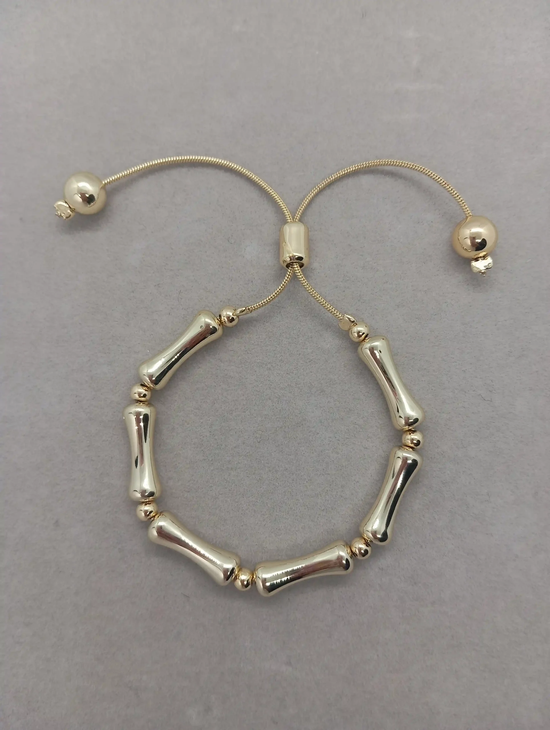Pulsera Ajustable con Diseño Contemporáneo Ondulado en Oro Laminado 14k