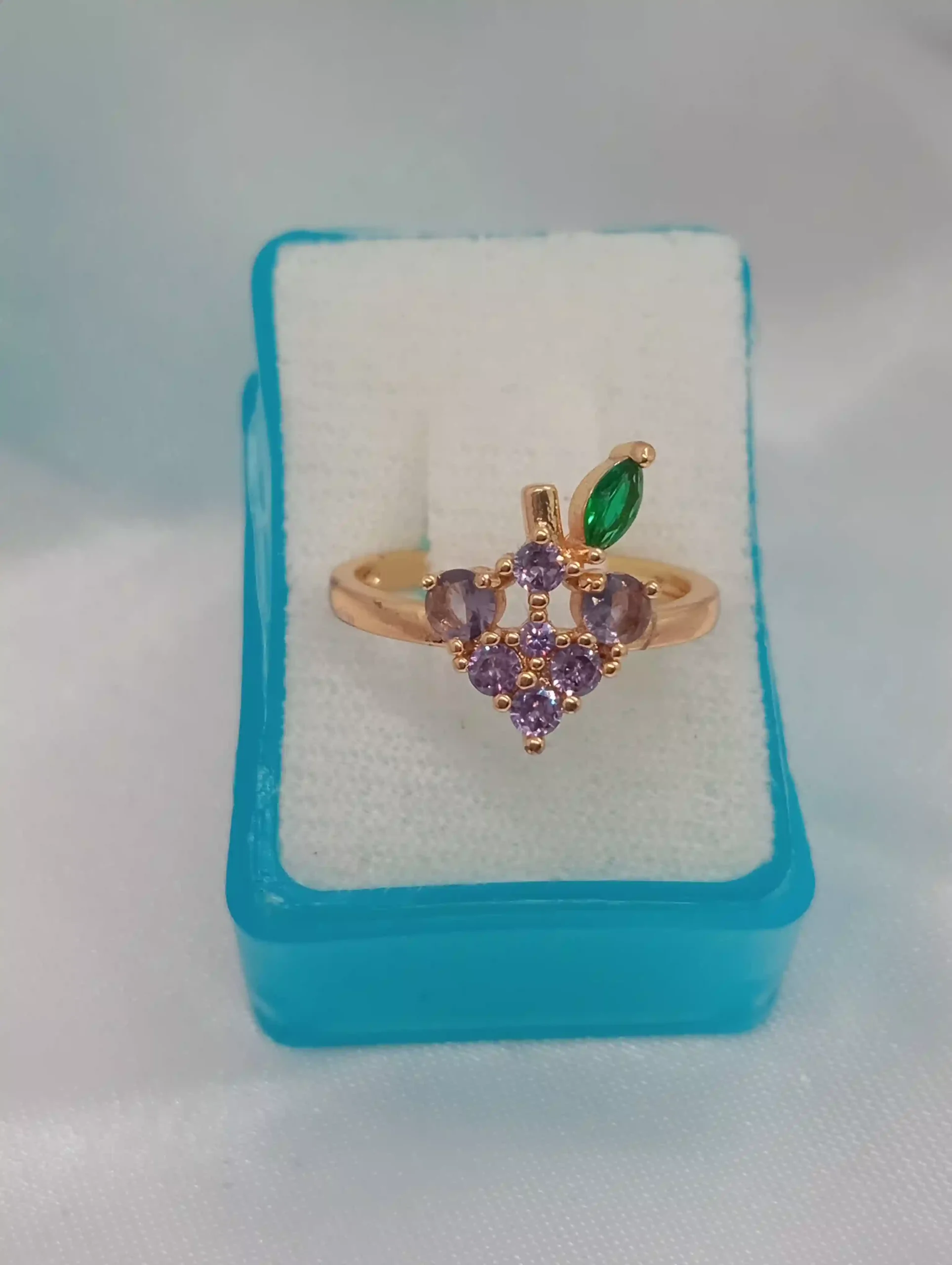 Anillo Ajustable de Uva en Oro Laminado