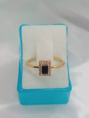 Anillo con Piedra Central Rectangular Color Negro en Oro Laminado