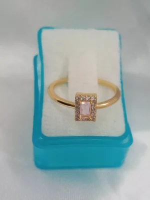 Anillo con Piedra Central Rectangular Color Rosa en Oro Laminado