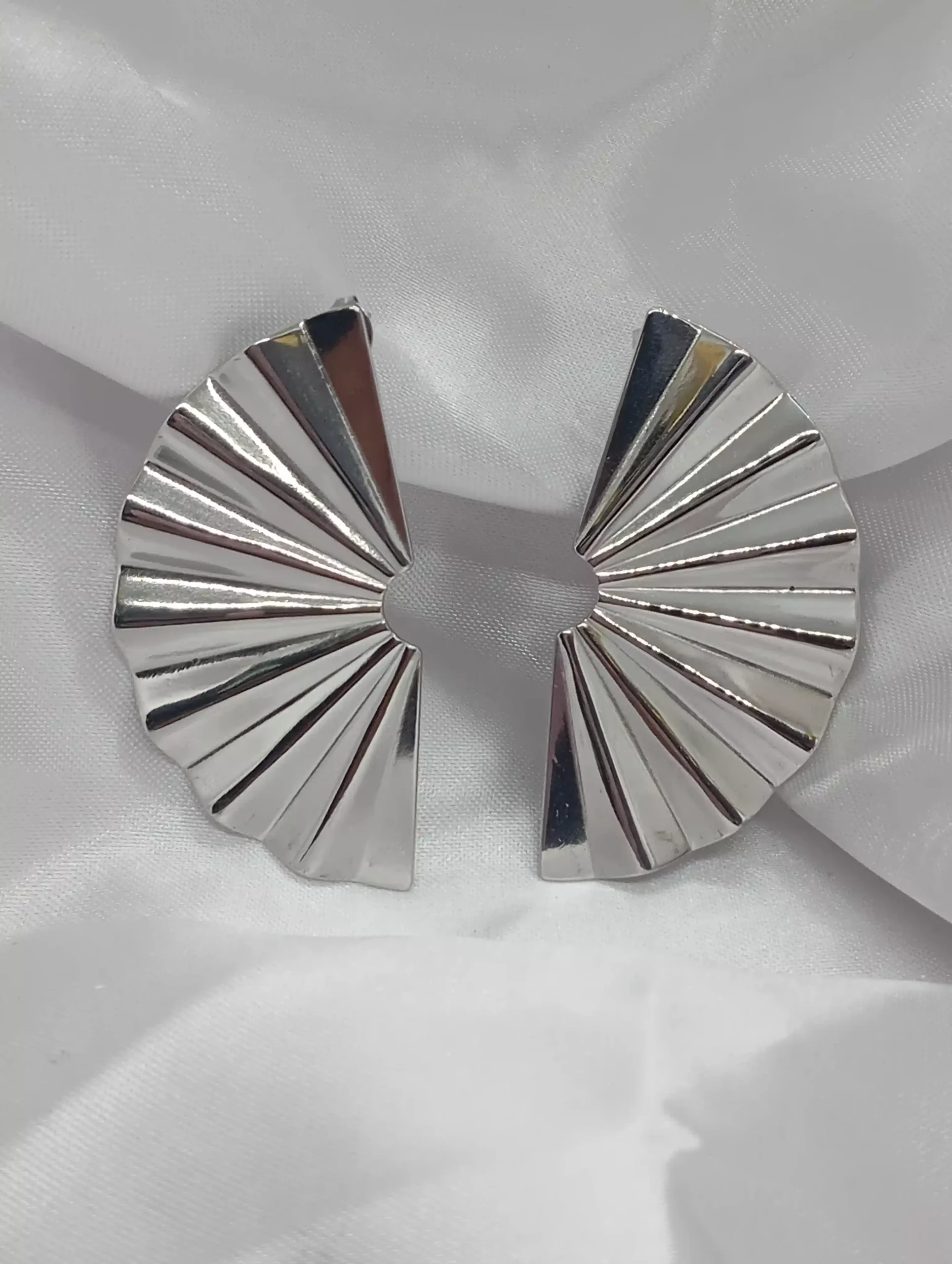 Aretes Estilo Largo con Diseño de Abanico en Acero Inoxidable
