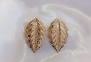 Arete Broquel Diseño de Hoja en Acero Inoxidable Color Dorado