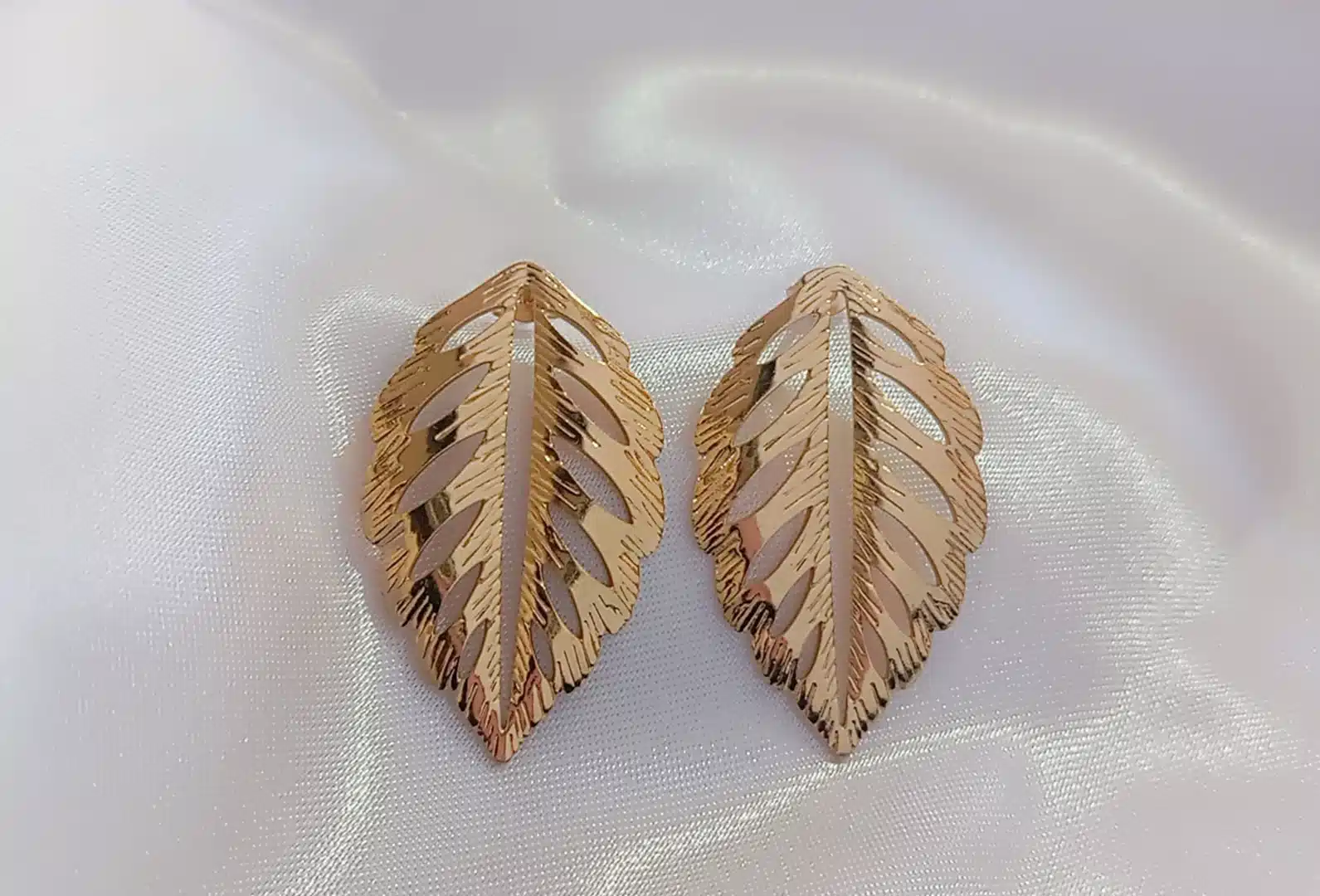 Arete Broquel Diseño de Hoja en Acero Inoxidable Color Dorado