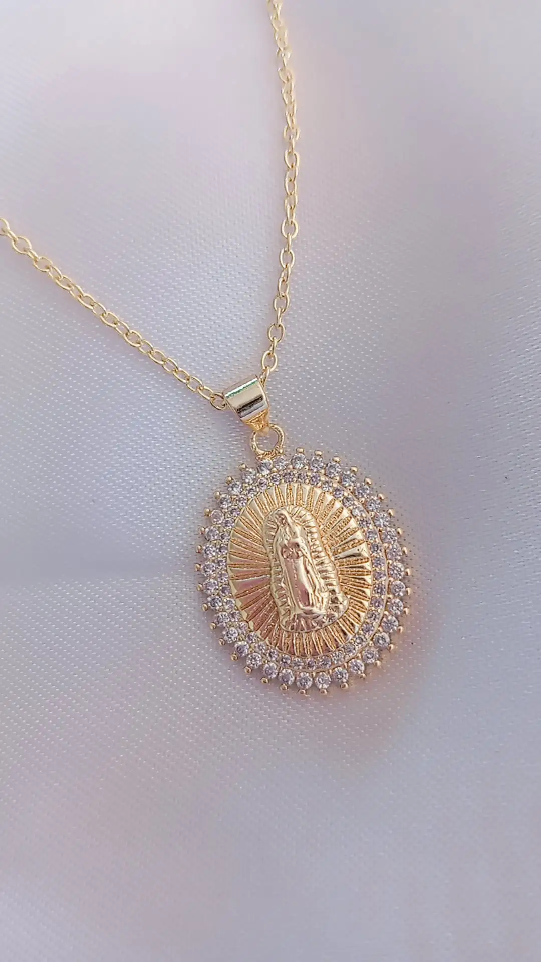 Collar con Dije de la Virgen de Guadalupe y Zirconias Oro Laminado