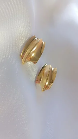 ARETES BROQUEL DISEÑO EN ACERO INOXIDABLE DORADO
