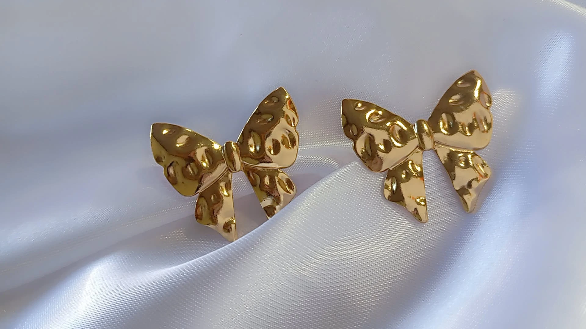 Aretes Broquel Diseño de Moño Acero Inoxidable Dorado