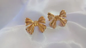 Aretes Diseño de Moño en Acero Dorado