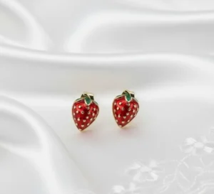 Arete Broquel Diseño de Fresas en Oro Laminado