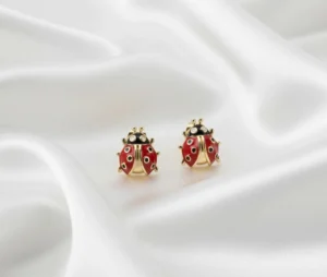 Aretes Broquel Diseño de Catarina en Oro Laminado