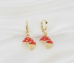 Aretes Huggies Diseño de Hongos en Oro Laminado
