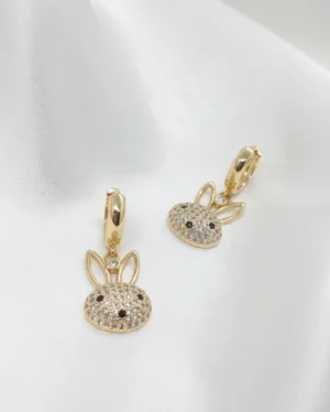 Aretes Huggies Diseño Colgante de Conejo en Oro Laminado
