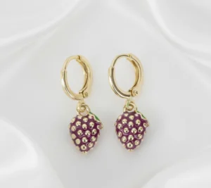 Aretes Huggies diseño de Frambuesa en Oro laminado