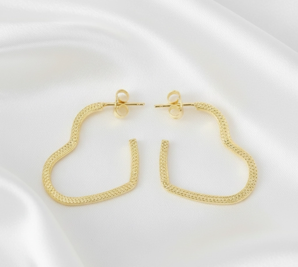 ARRACADAS DISEÑO DE CORAZON EN ORO LAMINADO