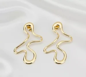 Arete Broquel con Diseño Moderno en Oro Laminado
